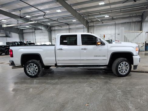 Used 2019 GMC Sierra 2500 Denali w/ Duramax Plus Package AWD/4WD image 2