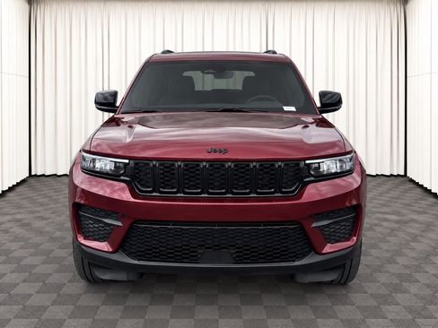 Used 2025 Jeep Grand Cherokee Altitude RWD image 9