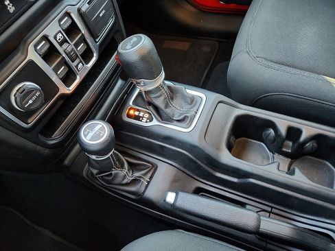 Used 2020 Jeep Wrangler Unlimited Sahara image 25