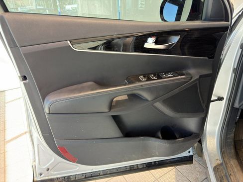 Used 2019 Kia Sorento LX w/ LX Convenience Package image 13