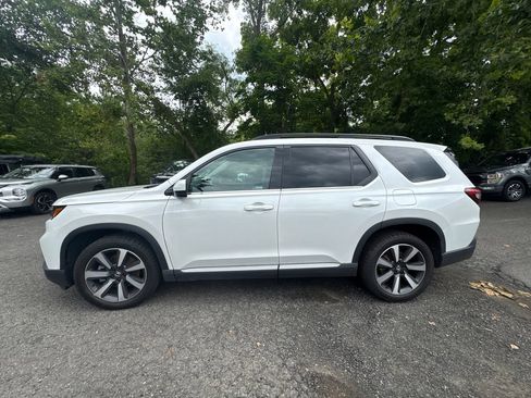Used 2023 Honda Pilot Touring image 5