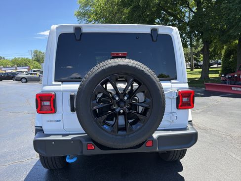 Used 2022 Jeep Wrangler Unlimited Sahara w/ Cold Weather Group AWD/4WD image 5