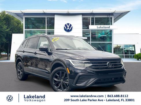 Used 2024 Volkswagen Tiguan SE w/ Panoramic Sunroof Package FWD image 1