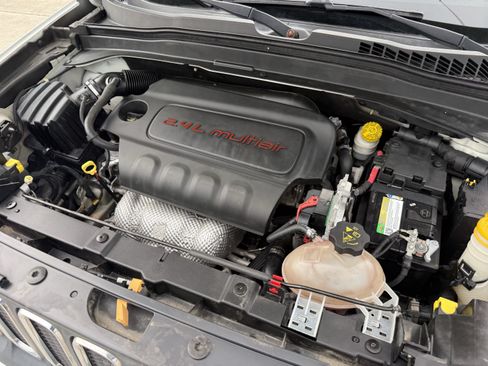 Used 2015 Jeep Renegade Latitude w/ Popular Equipment Group FWD image 33