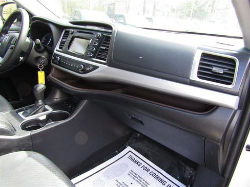 Used 2019 Toyota Highlander LE image 34