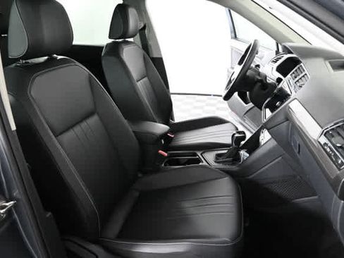 Used 2023 Volkswagen Tiguan SE w/ Panoramic Sunroof Package image 13