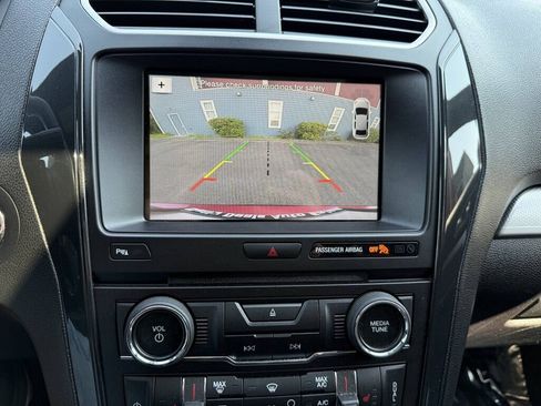 Used 2017 Ford Explorer XLT w/ Equipment Group 202A AWD/4WD image 22