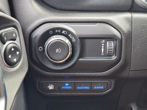 Used 2023 Jeep Wrangler Unlimited Sahara AWD/4WD image 30