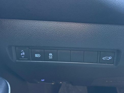 Used 2022 Toyota Venza LE image 28