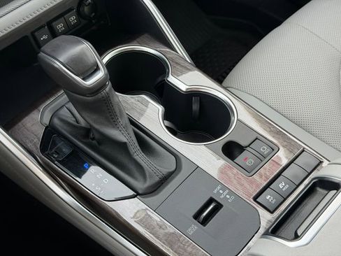 Used 2021 Toyota Highlander Limited FWD image 12