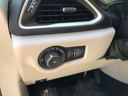 Certified 2024 Chrysler Pacifica Touring-L FWD image 31