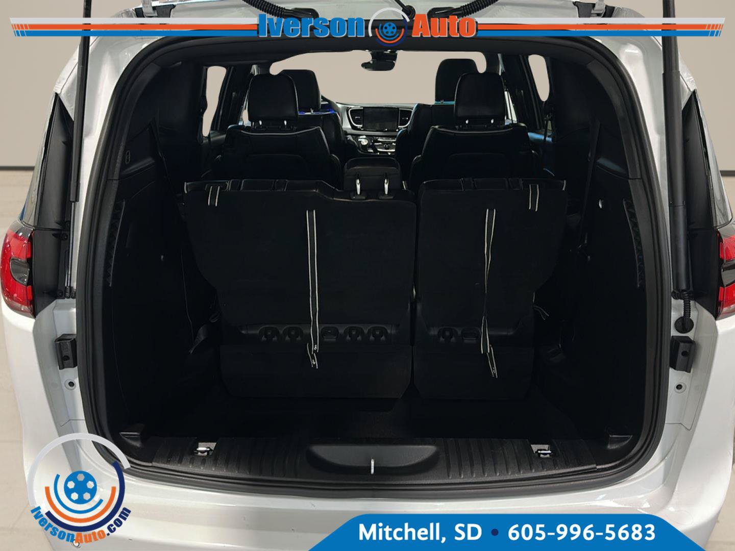 Used 2025 Chrysler Pacifica Limited FWD image 30