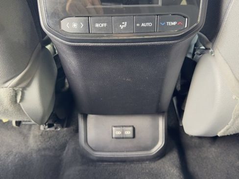 Used 2023 Toyota Highlander L image 17