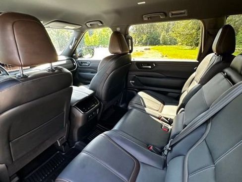 Used 2025 Nissan Armada SL AWD/4WD image 18