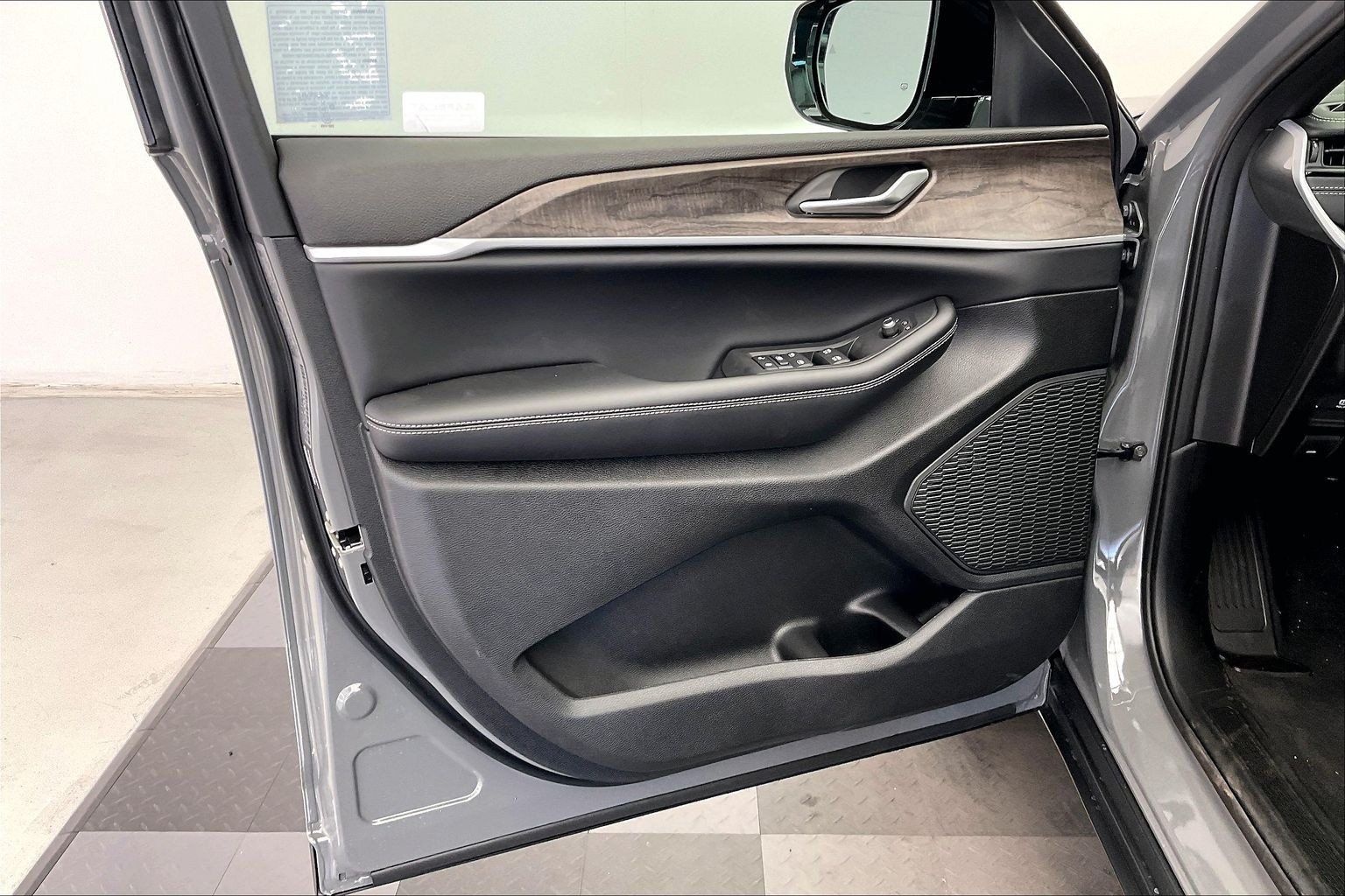 New 2027 Jeep Grand Cherokee 4WD image 12