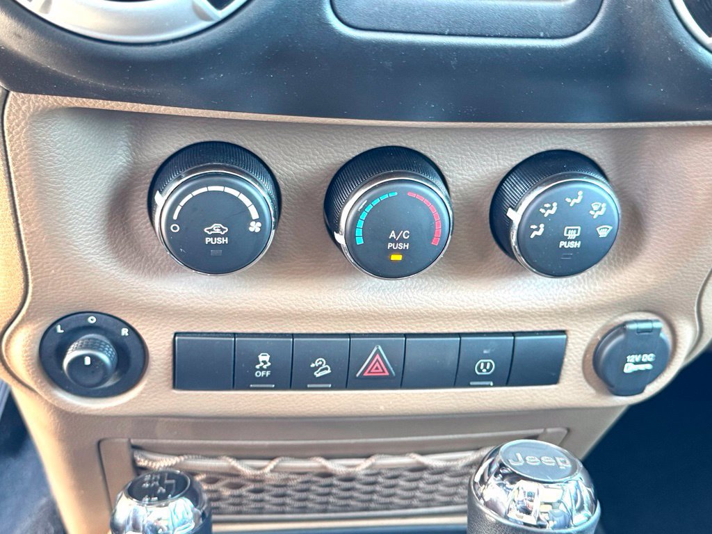Used 2016 Jeep Wrangler Unlimited Sahara w/ Connectivity Group AWD/4WD image 33
