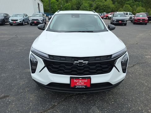 New 2026 Chevrolet Trax LT w/ Sunroof Package FWD image 3