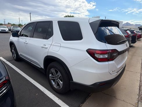 Used 2025 Honda Pilot EX-L image 3