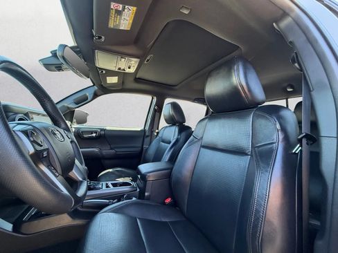 Used 2021 Toyota Tacoma TRD Sport w/ TRD Premium Sport Package AWD/4WD image 15
