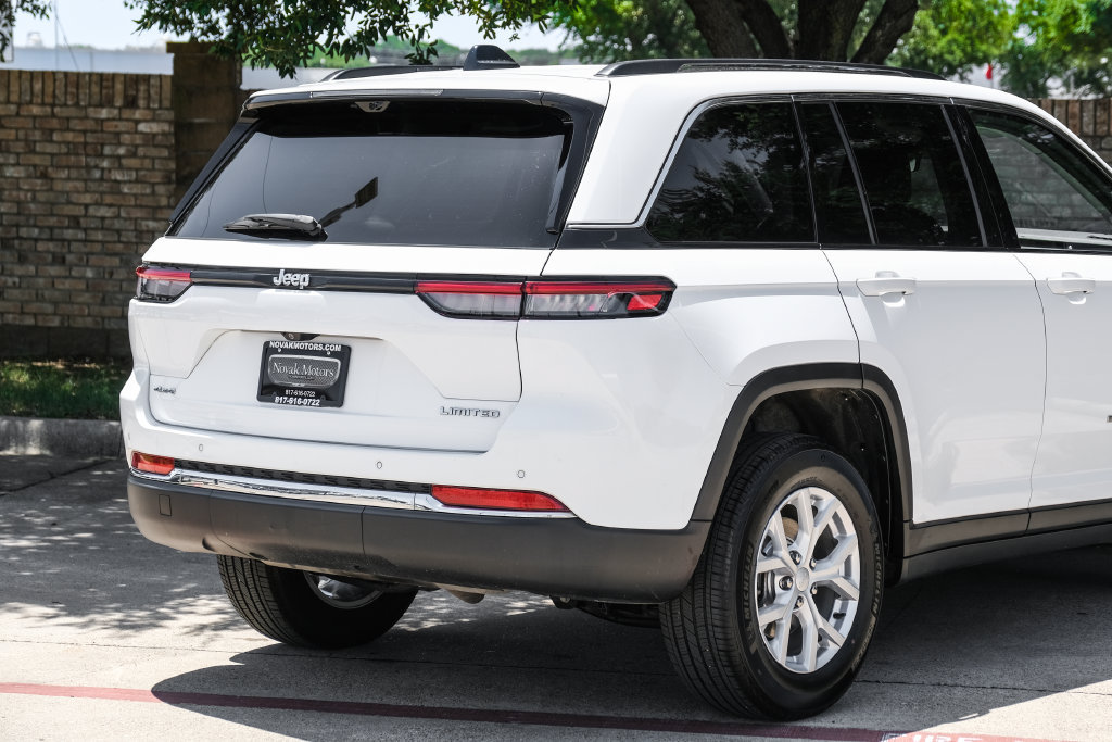 Used 2023 Jeep Grand Cherokee Limited w/ Luxury Tech Group II AWD/4WD image 16