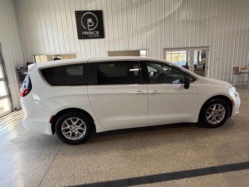 Used 2024 Chrysler Pacifica Touring-L FWD image 11