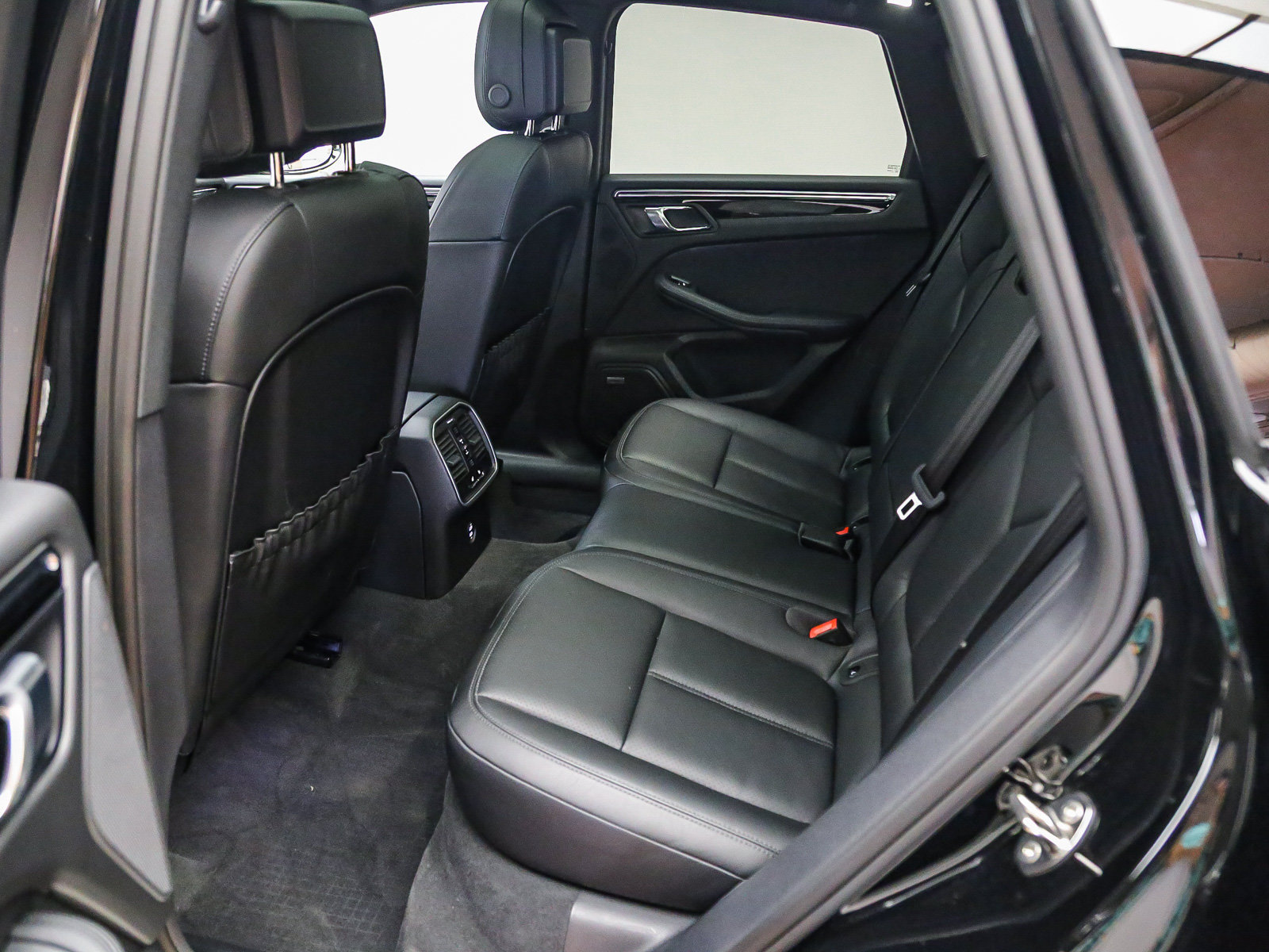 Certified 2026 Porsche Macan AWD/4WD image 23