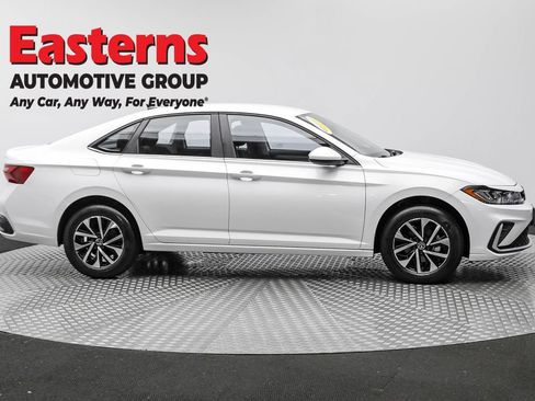 Used 2025 Volkswagen Jetta S image 4