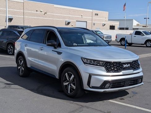 Used 2022 Kia Sorento EX w/ Panoramic Sunroof Package image 3