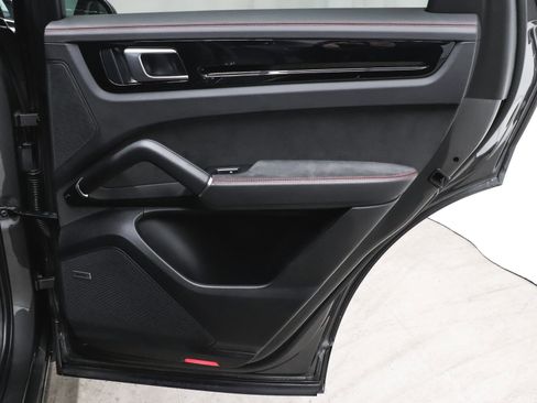 Used 2023 Porsche Cayenne GTS w/ Premium Package image 18