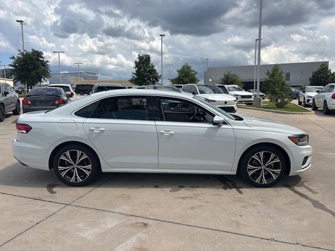 Used 2021 Volkswagen Passat 2.0T SE FWD image 4