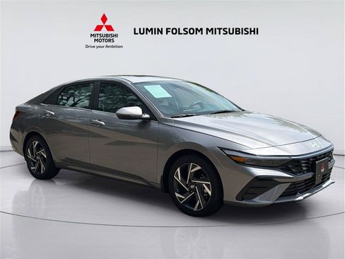 Used 2025 Hyundai Elantra Limited FWD image 7