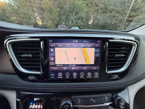 Used 2020 Chrysler Pacifica Limited image 22