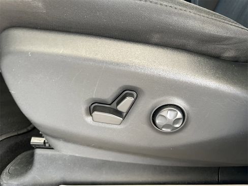 Used 2022 Chrysler Voyager LX image 15