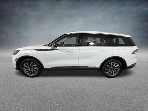 New 2026 Lincoln Aviator AWD image 3
