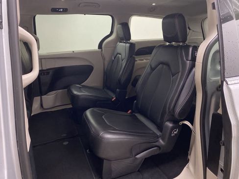 Used 2024 Chrysler Pacifica Touring-L image 16