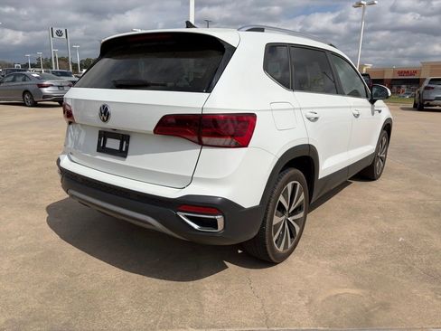 Used 2023 Volkswagen Taos SE image 4