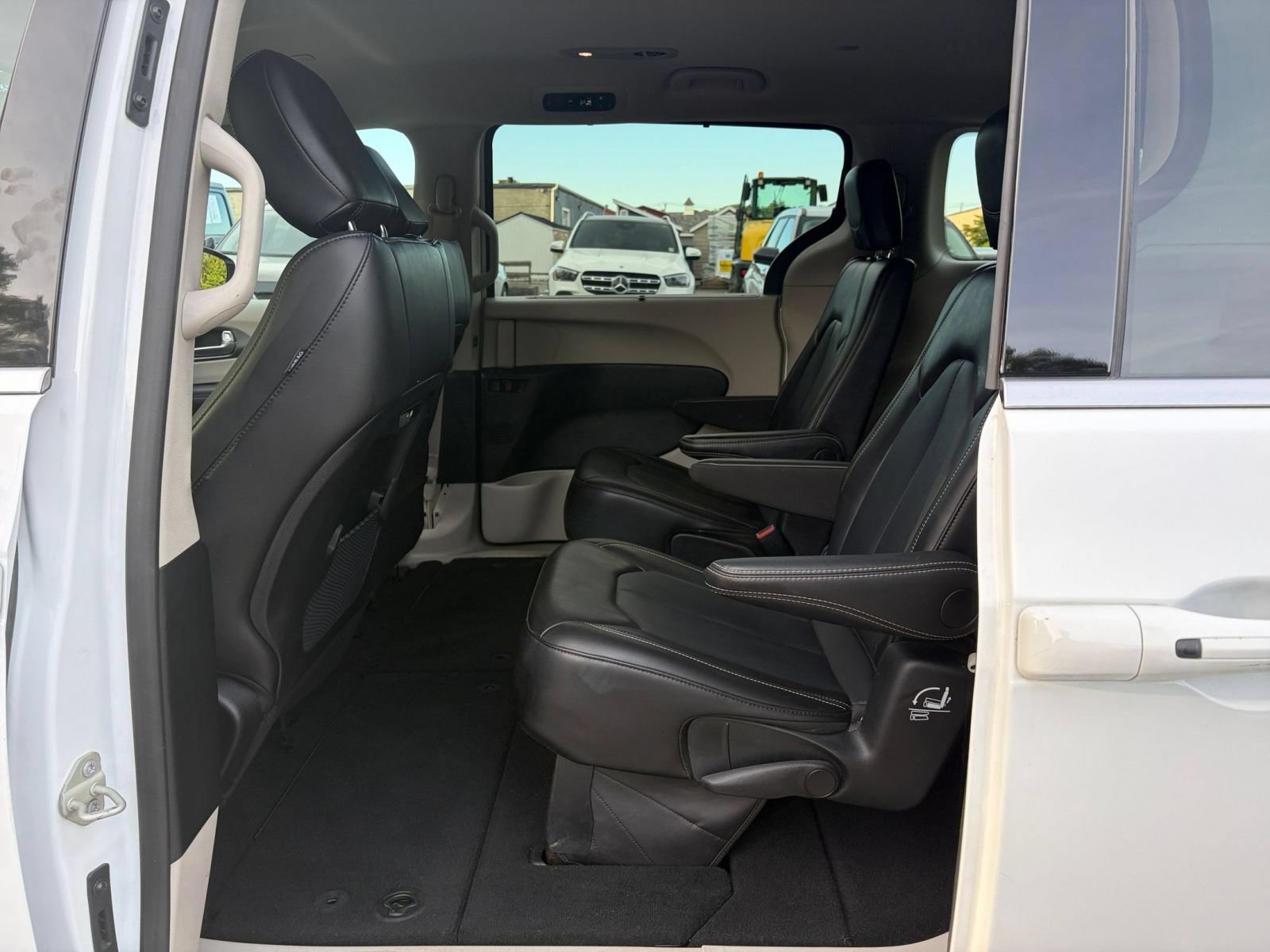 Used 2024 Chrysler Pacifica Touring-L FWD image 27