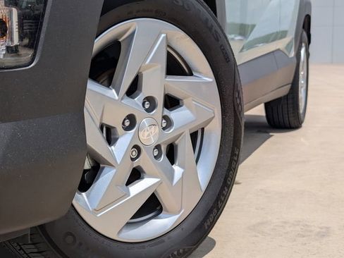 Used 2024 Hyundai Kona SE FWD image 2
