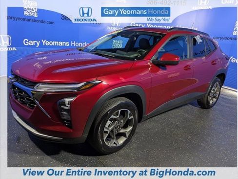 Used 2025 Chevrolet Trax LT w/ Driver Confidence Package image 8