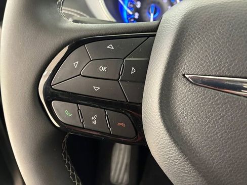 Used 2025 Chrysler Pacifica Limited image 23