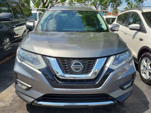 Used 2018 Nissan Rogue SV w/ Premium Package FWD image 2