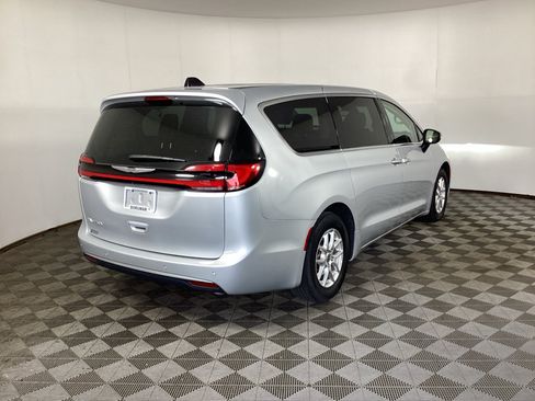Used 2023 Chrysler Pacifica Touring-L FWD image 2