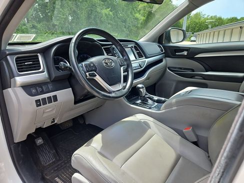 Used 2018 Toyota Highlander XLE AWD/4WD image 4