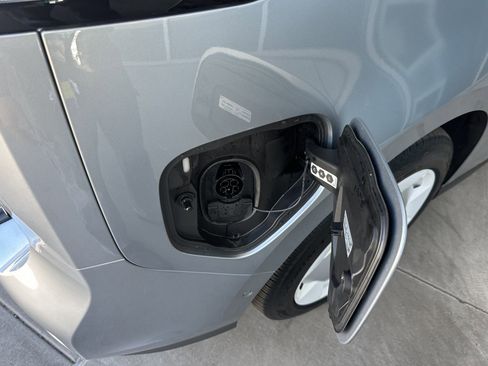 Used 2025 Volkswagen ID. Buzz 1st Edition image 41