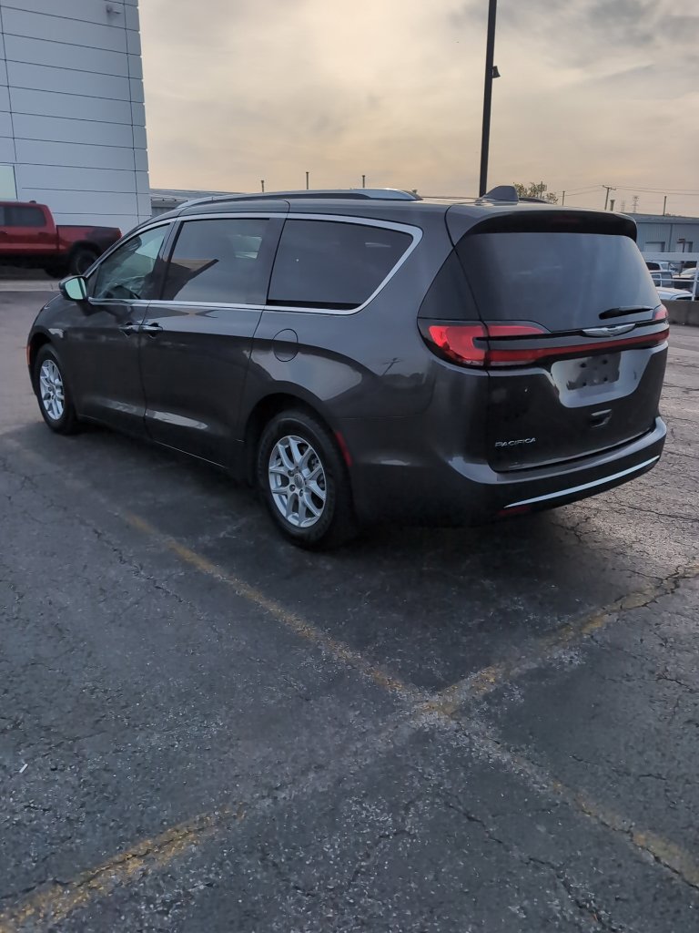 Used 2021 Chrysler Pacifica Touring-L w/ Uconnect Theater Family Group FWD image 4