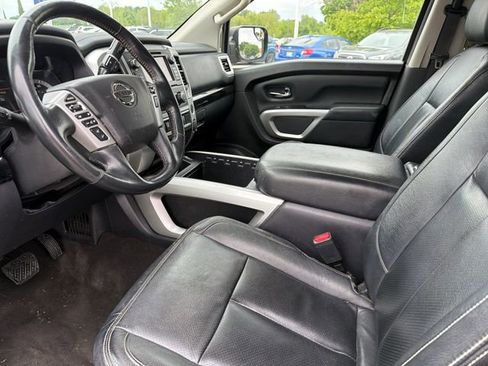 Used 2019 Nissan Titan SV w/ SV Convenience Package RWD image 17
