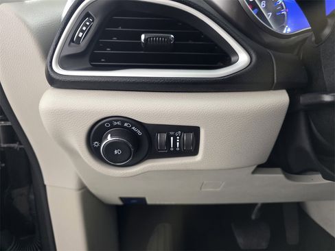 Certified 2023 Chrysler Pacifica Touring-L image 28