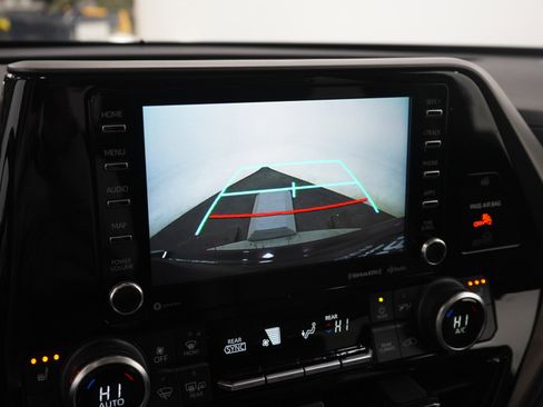 Used 2021 Toyota Highlander XLE image 24