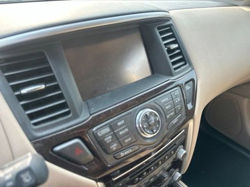 Used 2016 Nissan Pathfinder Platinum w/ Family Entertainment Package AWD/4WD image 11