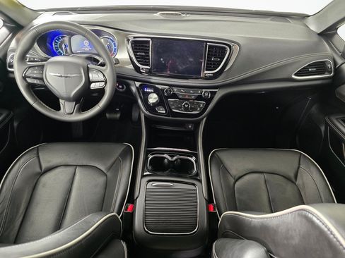 Used 2023 Chrysler Pacifica Limited w/ Uconnect Theater Family Group FWD image 18